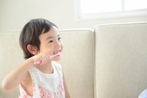 歯ブラシをする女の子